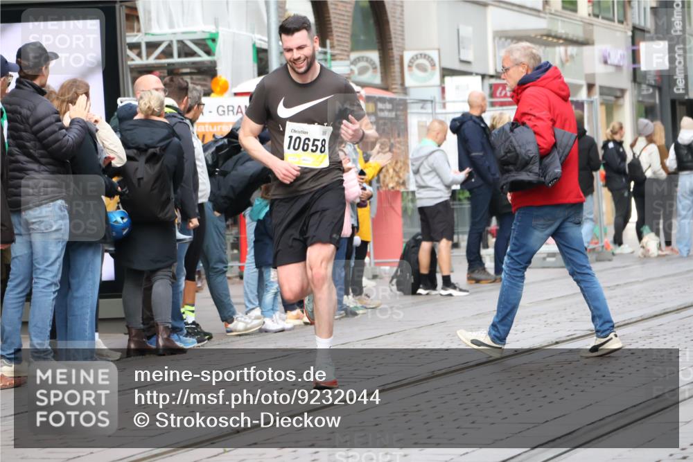 05.10.2025 - 20. swb-Marathon Bremen Strokosch-Dieckow http://msf.ph/oto/9232044 05.10.2025 10:40:03 Ziel 10070, 10565, 10658, 10686, 11114, 10070, 10565, 10658, 10686, 11114 meine-sportfotos.de