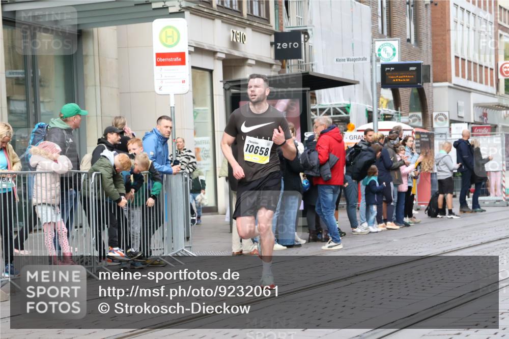 05.10.2025 - 20. swb-Marathon Bremen Strokosch-Dieckow http://msf.ph/oto/9232061 05.10.2025 10:40:04 Ziel 10070, 10565, 10658, 10686, 11114, 10070, 10565, 10658, 10686, 11114 meine-sportfotos.de