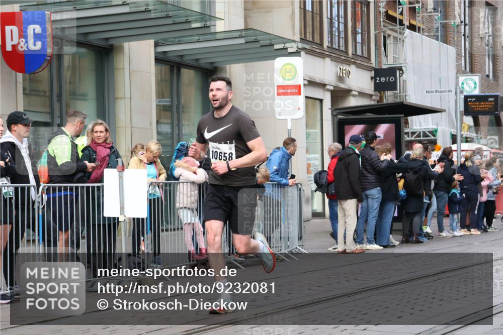 05.10.2025 - 20. swb-Marathon Bremen Strokosch-Dieckow http://msf.ph/oto/9232081 05.10.2025 10:40:06 Ziel 10070, 10565, 10658, 10686, 11114, 10070, 10565, 10658, 10686, 11114 meine-sportfotos.de