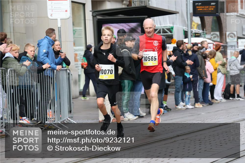 05.10.2025 - 20. swb-Marathon Bremen Strokosch-Dieckow http://msf.ph/oto/9232121 05.10.2025 10:40:11 Ziel 10070, 10565, 10658, 10686, 11114, 10070, 10565, 10658, 10686, 11114 meine-sportfotos.de