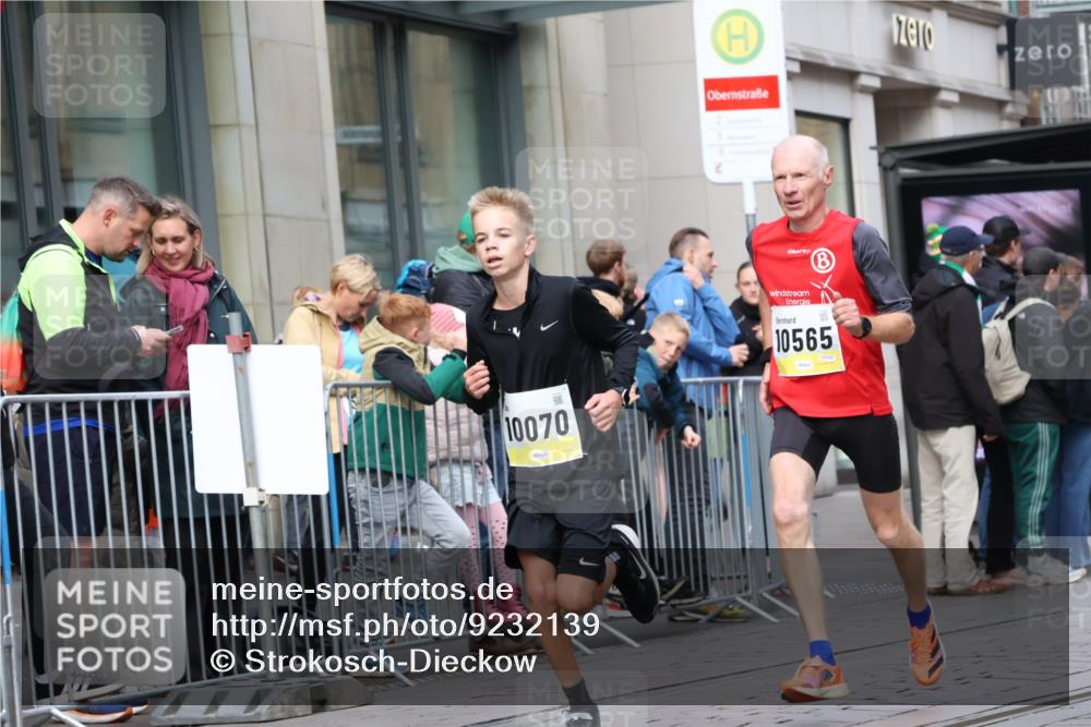 05.10.2025 - 20. swb-Marathon Bremen Strokosch-Dieckow http://msf.ph/oto/9232139 05.10.2025 10:40:12 Ziel 10070, 10161, 10229, 10565, 10658, 10686, 11114, 10070, 10161, 10229, 10565, 10658, 10686, 11114 meine-sportfotos.de