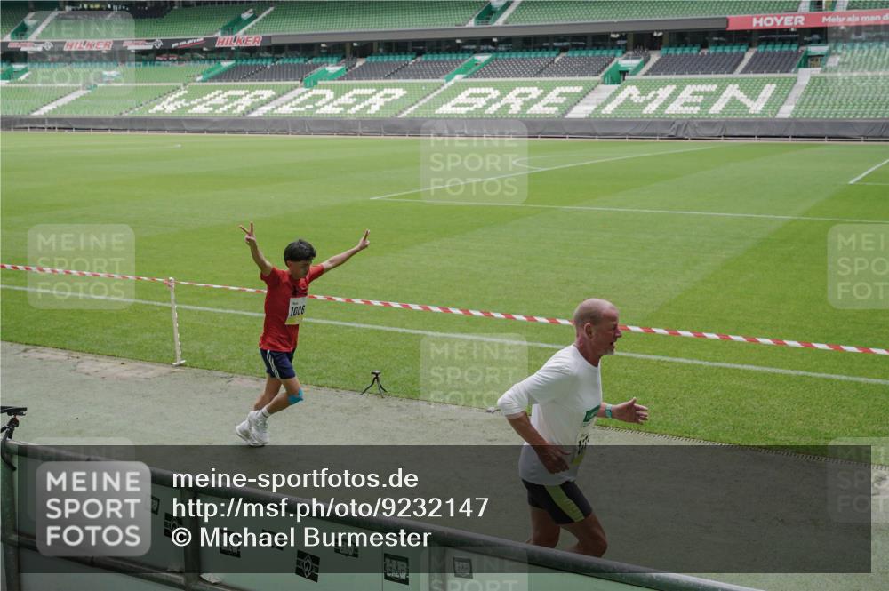 05.10.2025 - 20. swb-Marathon Bremen Michael Burmester http://msf.ph/oto/9232147 05.10.2025 10:30:42 Laufen im Stadion 7733, 9209, 9214, 9230, 9240, 9251, 9255, 9259, 9299, 9317, 9333, 9399, 9416, 9425, 9435, 9482, 9501, 9645, 9663, 9676, 9683, 9708, 9787, 9832, 9888, 9894, 9906, 9966, 9975, 9987, 10022, 10043, 10066, 10159, 10221, 10224, 10227, 10241, 10251, 10254, 10346, 10378, 10380, 10392, 10443, 10479, 10507, 10548, 10556, 10581, 10584, 10625, 10873, 11177, 11319, 7202, 9014, 9199, 9261, 9369, 9452, 9578, 9579, 9658, 9803, 10170, 10432, 10923, 10932 meine-sportfotos.de