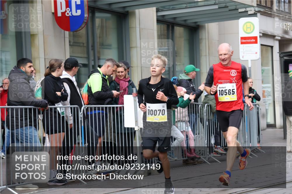 05.10.2025 - 20. swb-Marathon Bremen Strokosch-Dieckow http://msf.ph/oto/9232149 05.10.2025 10:40:12 Ziel 10070, 10161, 10229, 10565, 10658, 10686, 11114, 10070, 10161, 10229, 10565, 10658, 10686, 11114 meine-sportfotos.de