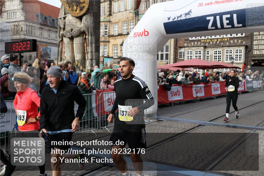 05.10.2025 - 20. swb-Marathon Bremen Yannick Fuchs http://msf.ph/oto/9232176 05.10.2025 11:03:13 Ziel 9229, 9300, 9593, 9661, 9662, 9893, 10185, 10777, 10876, 10996, 11376, 11682 meine-sportfotos.de