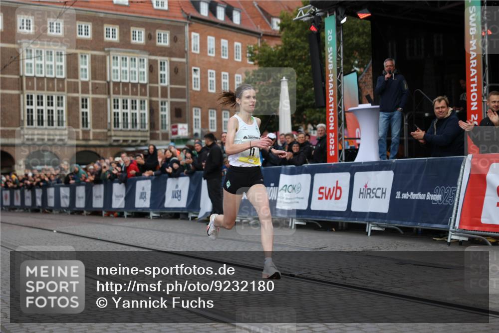 05.10.2025 - 20. swb-Marathon Bremen Yannick Fuchs http://msf.ph/oto/9232180 05.10.2025 10:30:17 Ziel 11 meine-sportfotos.de