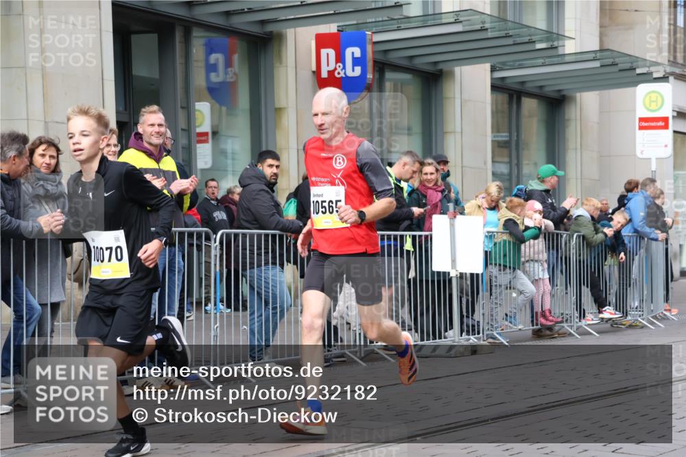 05.10.2025 - 20. swb-Marathon Bremen Strokosch-Dieckow http://msf.ph/oto/9232182 05.10.2025 10:40:13 Ziel 10070, 10161, 10229, 10565, 10658, 10686, 11114, 10070, 10161, 10229, 10565, 10658, 10686, 11114 meine-sportfotos.de