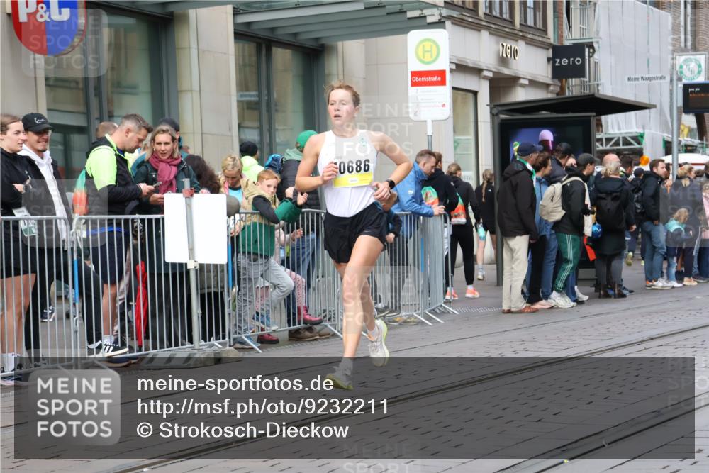 05.10.2025 - 20. swb-Marathon Bremen Strokosch-Dieckow http://msf.ph/oto/9232211 05.10.2025 10:40:16 Ziel 10070, 10161, 10229, 10565, 10686, 11114, 10070, 10161, 10229, 10565, 10686, 11114 meine-sportfotos.de