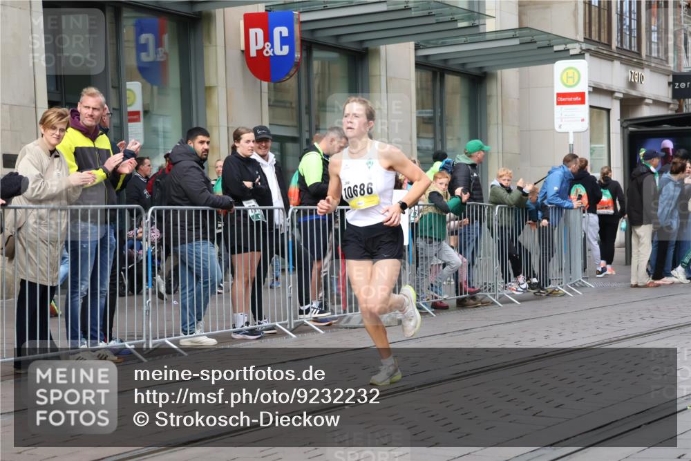 05.10.2025 - 20. swb-Marathon Bremen Strokosch-Dieckow http://msf.ph/oto/9232232 05.10.2025 10:40:17 Ziel 10070, 10161, 10229, 10565, 10686, 11114, 10070, 10161, 10229, 10565, 10686, 11114 meine-sportfotos.de