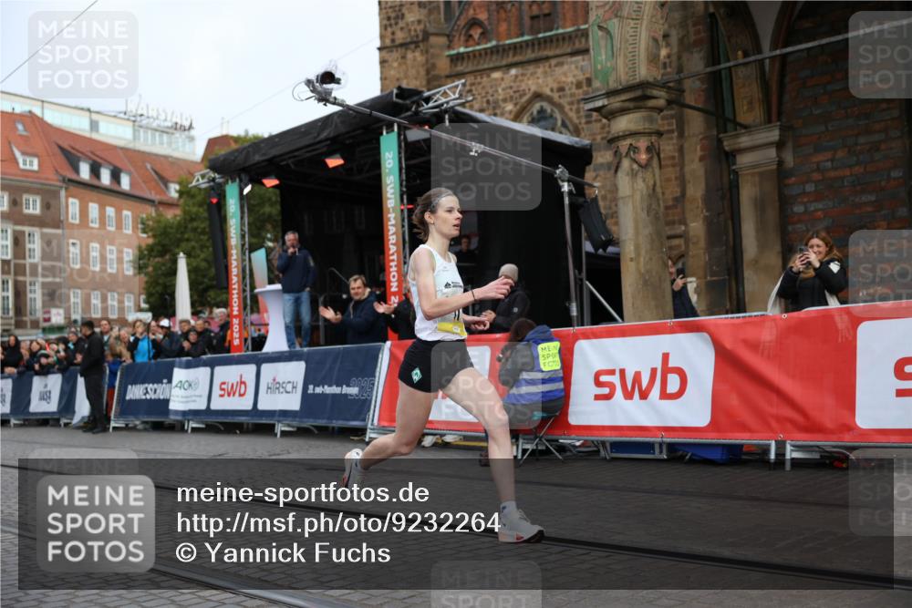 05.10.2025 - 20. swb-Marathon Bremen Yannick Fuchs http://msf.ph/oto/9232264 05.10.2025 10:30:18 Ziel 11 meine-sportfotos.de