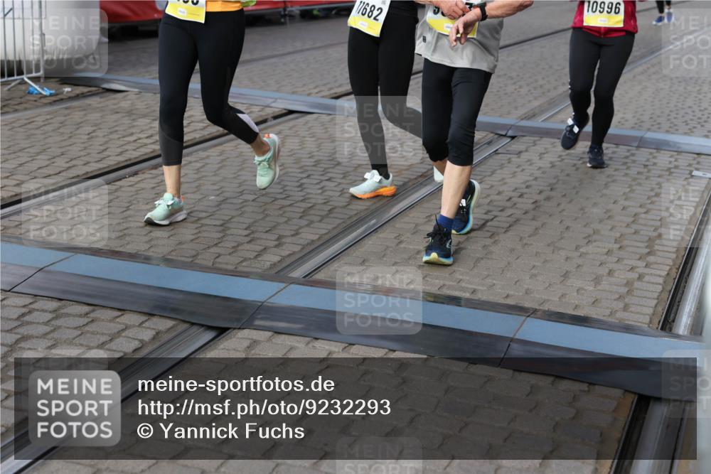 05.10.2025 - 20. swb-Marathon Bremen Yannick Fuchs http://msf.ph/oto/9232293 05.10.2025 11:03:17 Ziel 9229, 9300, 9593, 9661, 9662, 10185, 10471, 10926, 10996, 11376, 11682 meine-sportfotos.de