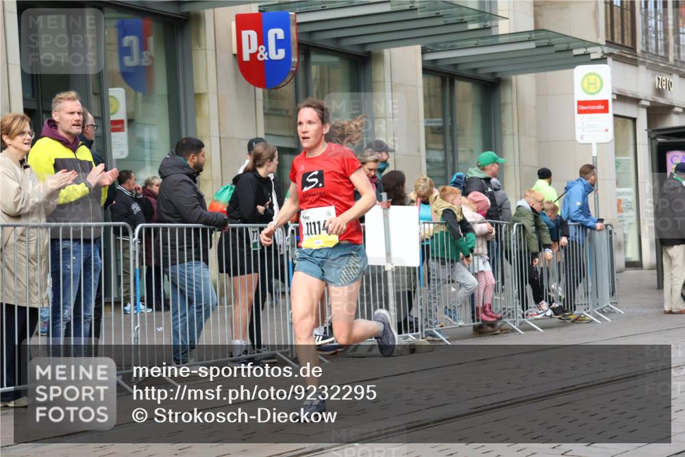 05.10.2025 - 20. swb-Marathon Bremen Strokosch-Dieckow http://msf.ph/oto/9232295 05.10.2025 10:40:21 Ziel 10161, 10229, 10686, 11114, 10161, 10229, 10686, 11114 meine-sportfotos.de