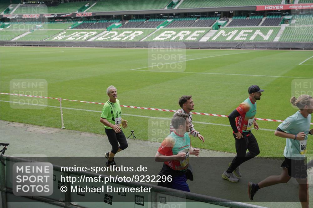 05.10.2025 - 20. swb-Marathon Bremen Michael Burmester http://msf.ph/oto/9232296 05.10.2025 10:30:47 Laufen im Stadion 7733, 9209, 9214, 9230, 9240, 9251, 9255, 9259, 9263, 9277, 9299, 9317, 9333, 9399, 9416, 9425, 9482, 9501, 9645, 9663, 9676, 9683, 9708, 9787, 9888, 9894, 9906, 9966, 9975, 9987, 10022, 10043, 10066, 10159, 10221, 10224, 10227, 10241, 10251, 10254, 10317, 10346, 10378, 10380, 10392, 10443, 10449, 10479, 10507, 10514, 10548, 10556, 10581, 10584, 10625, 10873, 11319, 7202, 9014, 9199, 9261, 9369, 9452, 9578, 9579, 9658, 9803, 10170, 10432, 10923, 10932 meine-sportfotos.de