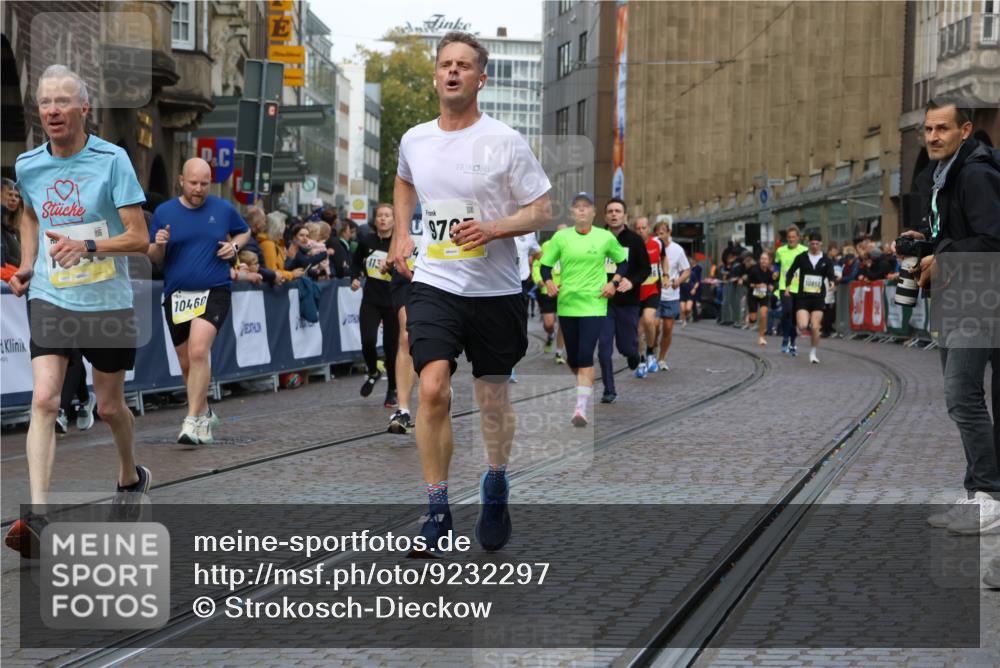 05.10.2025 - 20. swb-Marathon Bremen Strokosch-Dieckow http://msf.ph/oto/9232297 05.10.2025 10:53:10 Ziel 9449, 9703, 9834, 9956, 10128, 10242, 10349, 10460, 10466, 10806, 10958, 10993, 11300, 11377, 11510, 11512 meine-sportfotos.de