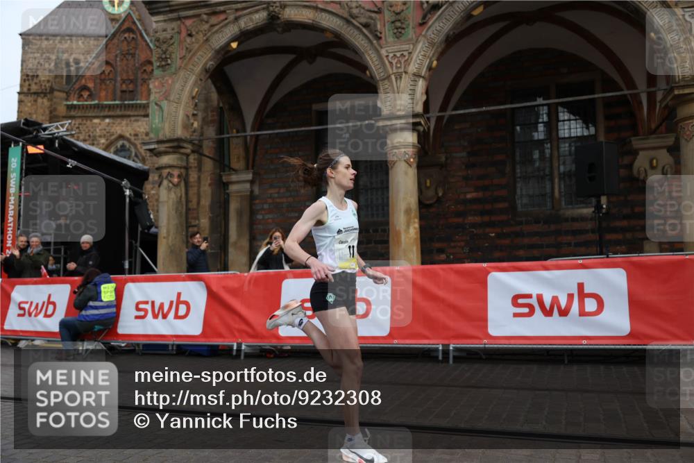 05.10.2025 - 20. swb-Marathon Bremen Yannick Fuchs http://msf.ph/oto/9232308 05.10.2025 10:30:18 Ziel 11 meine-sportfotos.de