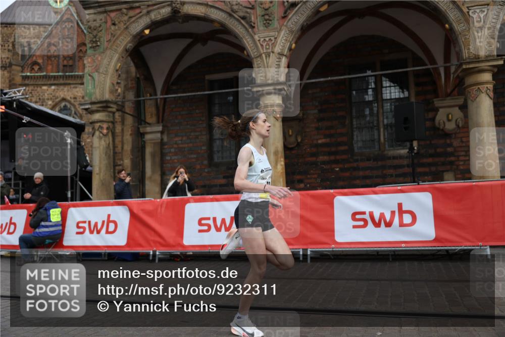 05.10.2025 - 20. swb-Marathon Bremen Yannick Fuchs http://msf.ph/oto/9232311 05.10.2025 10:30:18 Ziel 11 meine-sportfotos.de