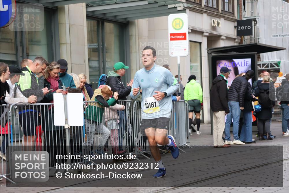 05.10.2025 - 20. swb-Marathon Bremen Strokosch-Dieckow http://msf.ph/oto/9232312 05.10.2025 10:40:30 Ziel 10161, 10229, 10161, 10229 meine-sportfotos.de