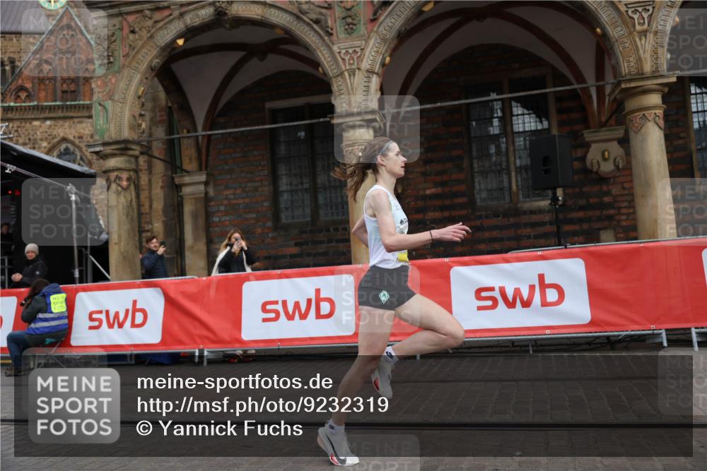 05.10.2025 - 20. swb-Marathon Bremen Yannick Fuchs http://msf.ph/oto/9232319 05.10.2025 10:30:18 Ziel 11 meine-sportfotos.de
