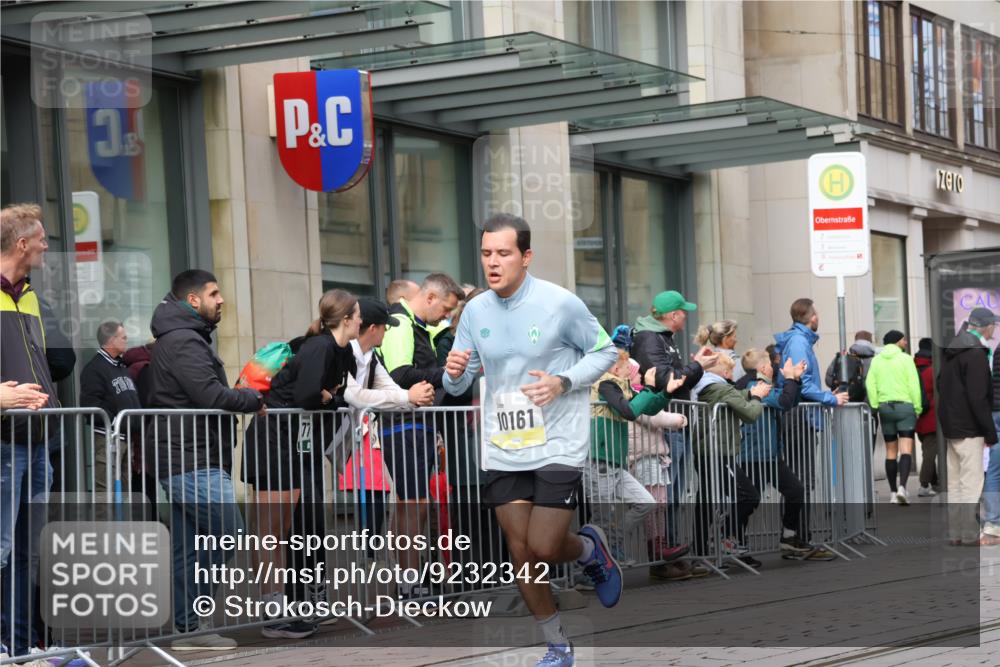 05.10.2025 - 20. swb-Marathon Bremen Strokosch-Dieckow http://msf.ph/oto/9232342 05.10.2025 10:40:31 Ziel 10161, 10229, 10161, 10229 meine-sportfotos.de