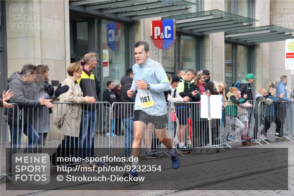 05.10.2025 - 20. swb-Marathon Bremen Strokosch-Dieckow http://msf.ph/oto/9232354 05.10.2025 10:40:31 Ziel 10161, 10229, 10161, 10229 meine-sportfotos.de