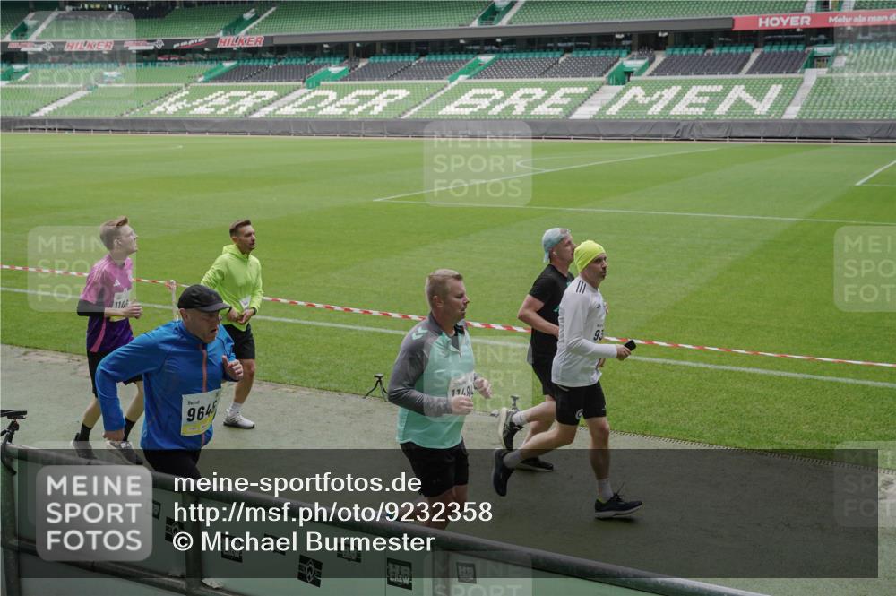 05.10.2025 - 20. swb-Marathon Bremen Michael Burmester http://msf.ph/oto/9232358 05.10.2025 10:30:49 Laufen im Stadion 7733, 9209, 9214, 9230, 9240, 9251, 9259, 9263, 9277, 9299, 9317, 9333, 9399, 9416, 9425, 9449, 9482, 9501, 9645, 9663, 9676, 9683, 9708, 9715, 9787, 9888, 9894, 9906, 9934, 9966, 9987, 10022, 10043, 10066, 10159, 10221, 10224, 10227, 10241, 10251, 10254, 10317, 10346, 10378, 10380, 10392, 10443, 10449, 10479, 10507, 10514, 10556, 10581, 10584, 10625, 10873, 11319, 7202, 9199, 9261, 9452, 9578, 9579, 9658, 9803, 10432, 10923, 10932 meine-sportfotos.de