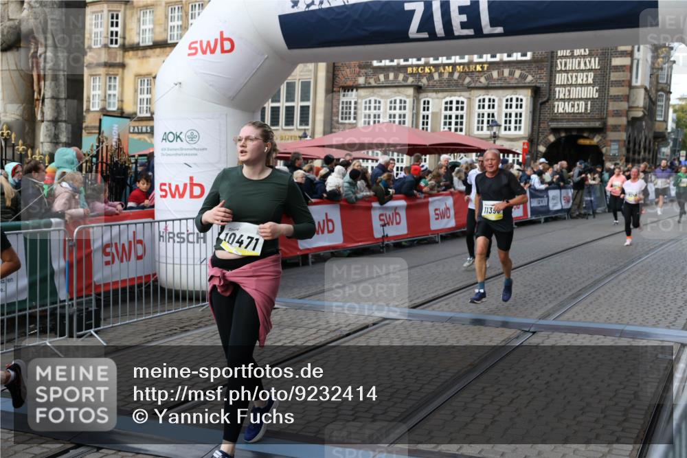 05.10.2025 - 20. swb-Marathon Bremen Yannick Fuchs http://msf.ph/oto/9232414 05.10.2025 11:03:22 Ziel 9246, 9300, 9325, 10142, 10471, 10926, 10996, 11390, 11682 meine-sportfotos.de