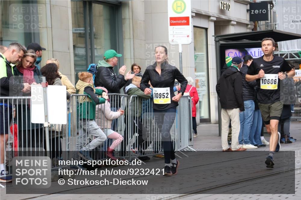05.10.2025 - 20. swb-Marathon Bremen Strokosch-Dieckow http://msf.ph/oto/9232421 05.10.2025 10:40:51 Ziel 9262, 10606, 10952, 11069, 11086, 9262, 10606, 10952, 11069, 11086 meine-sportfotos.de