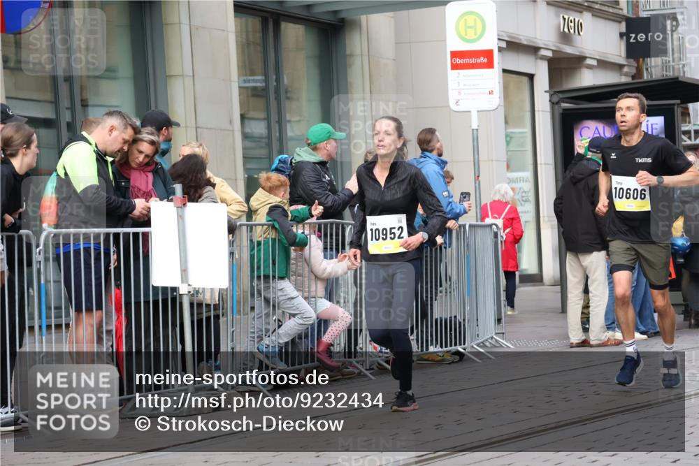 05.10.2025 - 20. swb-Marathon Bremen Strokosch-Dieckow http://msf.ph/oto/9232434 05.10.2025 10:40:51 Ziel 9262, 10606, 10952, 11069, 11086, 9262, 10606, 10952, 11069, 11086 meine-sportfotos.de