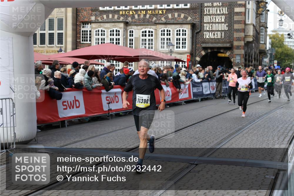 05.10.2025 - 20. swb-Marathon Bremen Yannick Fuchs http://msf.ph/oto/9232442 05.10.2025 11:03:22 Ziel 9246, 9300, 9325, 10142, 10471, 10926, 10996, 11390, 11682 meine-sportfotos.de