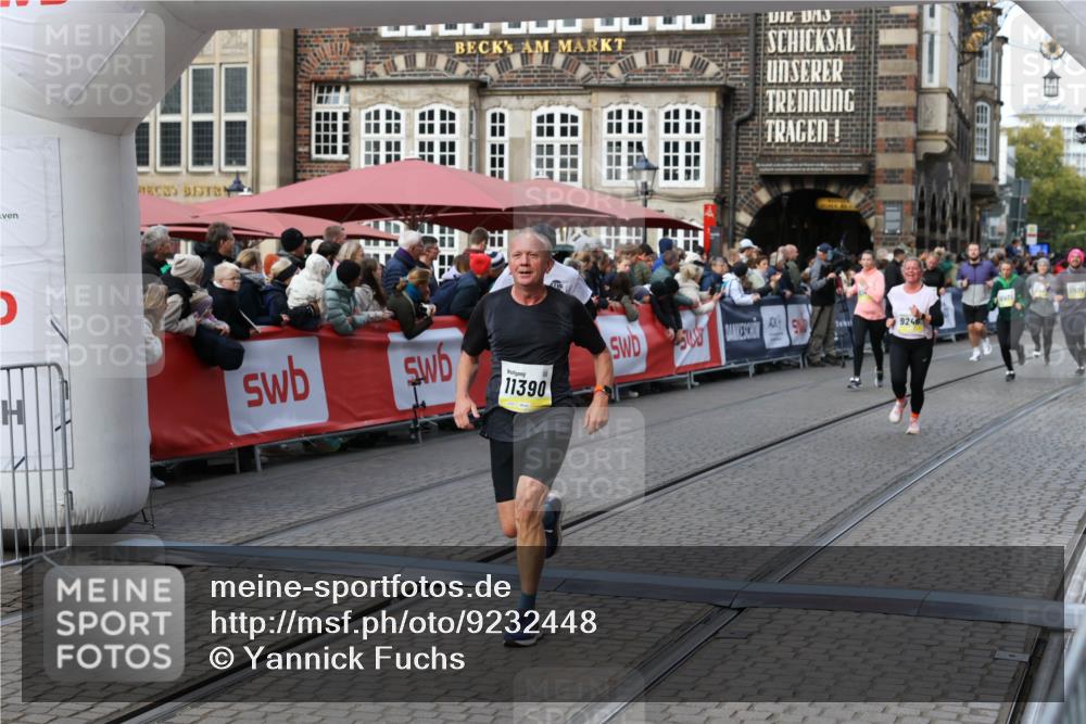 05.10.2025 - 20. swb-Marathon Bremen Yannick Fuchs http://msf.ph/oto/9232448 05.10.2025 11:03:22 Ziel 9246, 9300, 9325, 10142, 10471, 10926, 10996, 11390, 11682 meine-sportfotos.de