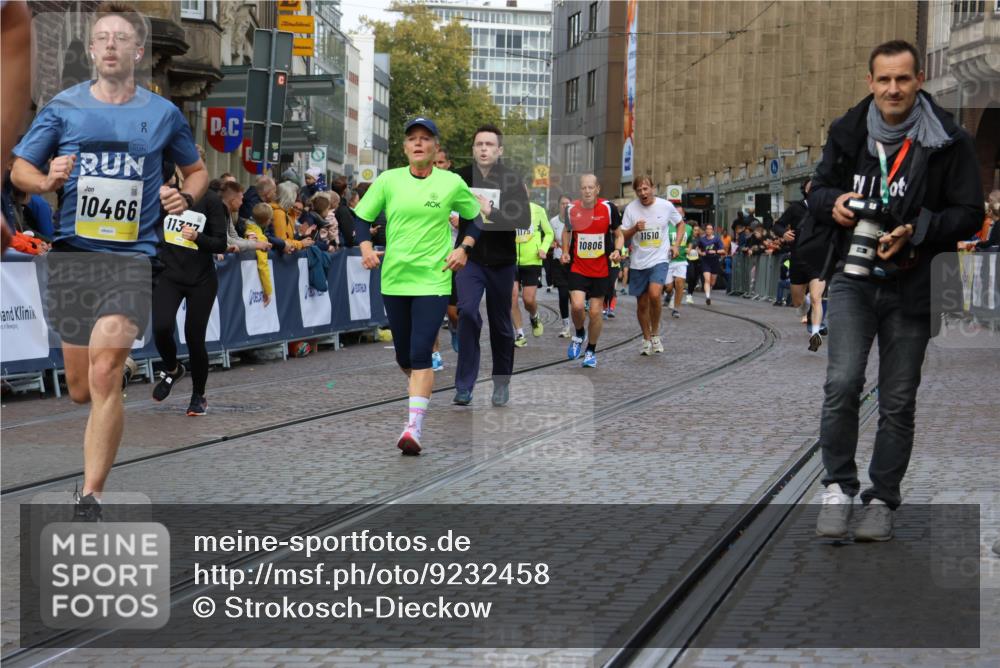 05.10.2025 - 20. swb-Marathon Bremen Strokosch-Dieckow http://msf.ph/oto/9232458 05.10.2025 10:53:12 Ziel 9449, 9703, 9834, 9956, 10242, 10349, 10460, 10466, 10806, 10958, 10993, 11175, 11377, 11510, 11512 meine-sportfotos.de