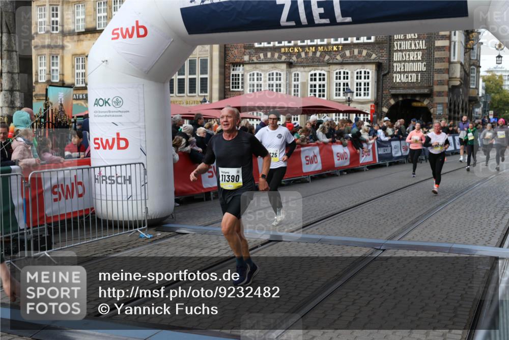 05.10.2025 - 20. swb-Marathon Bremen Yannick Fuchs http://msf.ph/oto/9232482 05.10.2025 11:03:23 Ziel 9246, 9325, 10142, 10405, 10471, 10926, 10996, 11390, 11508, 11509 meine-sportfotos.de
