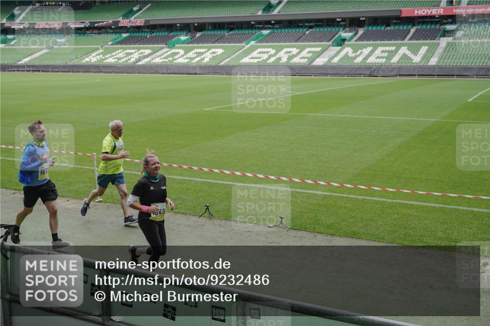 05.10.2025 - 20. swb-Marathon Bremen Michael Burmester http://msf.ph/oto/9232486 05.10.2025 10:30:55 Laufen im Stadion 7733, 9209, 9214, 9230, 9240, 9251, 9263, 9267, 9277, 9299, 9317, 9333, 9399, 9416, 9425, 9449, 9482, 9501, 9584, 9645, 9663, 9676, 9683, 9708, 9715, 9742, 9787, 9791, 9852, 9888, 9894, 9906, 9934, 9966, 9987, 10016, 10043, 10066, 10159, 10221, 10224, 10227, 10241, 10251, 10254, 10317, 10321, 10346, 10356, 10378, 10380, 10392, 10449, 10479, 10507, 10514, 10556, 10581, 10584, 10625, 10636, 10638, 11319, 7202, 9199, 9261, 9452 meine-sportfotos.de