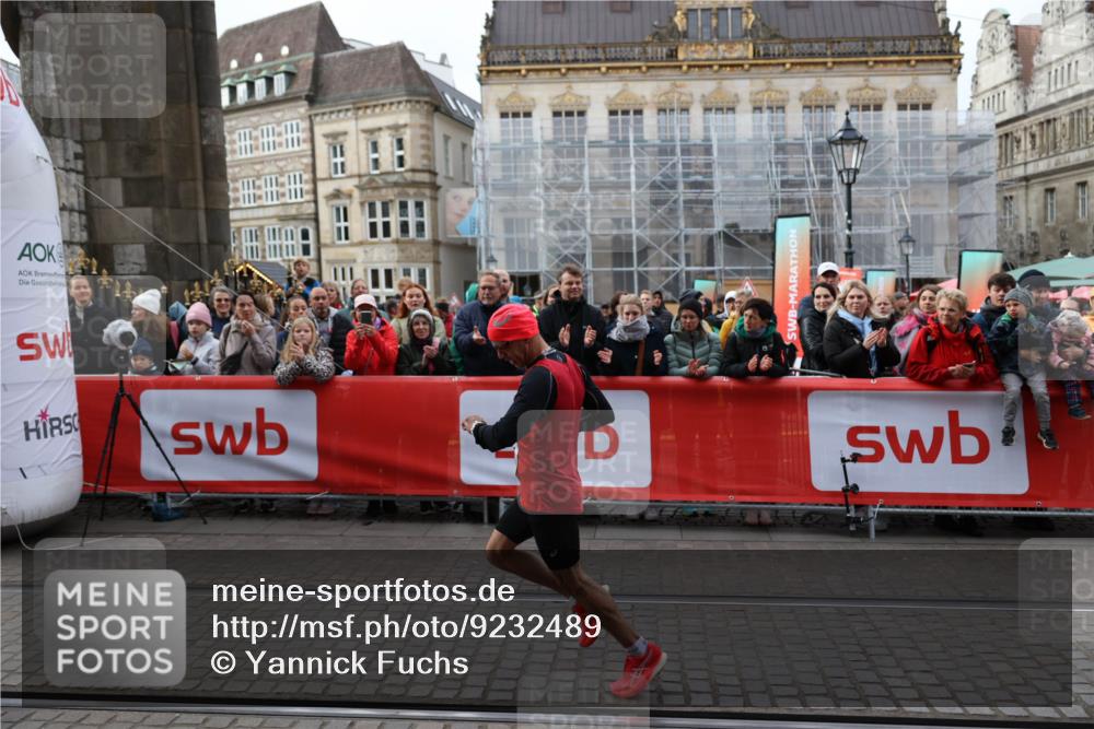 05.10.2025 - 20. swb-Marathon Bremen Yannick Fuchs http://msf.ph/oto/9232489 05.10.2025 10:31:50 Ziel 9291 meine-sportfotos.de