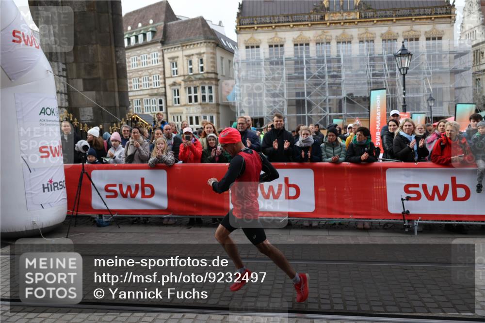 05.10.2025 - 20. swb-Marathon Bremen Yannick Fuchs http://msf.ph/oto/9232497 05.10.2025 10:31:51 Ziel 9291 meine-sportfotos.de