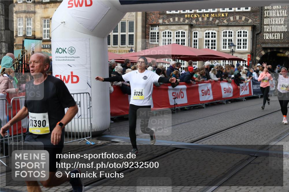 05.10.2025 - 20. swb-Marathon Bremen Yannick Fuchs http://msf.ph/oto/9232500 05.10.2025 11:03:23 Ziel 9246, 9325, 10142, 10405, 10471, 10926, 10996, 11390, 11508, 11509 meine-sportfotos.de