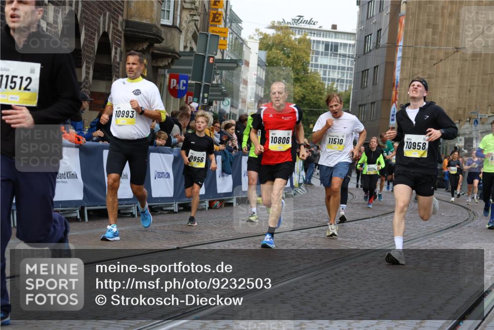 05.10.2025 - 20. swb-Marathon Bremen Strokosch-Dieckow http://msf.ph/oto/9232503 05.10.2025 10:53:15 Ziel 7251, 9263, 9449, 9539, 9834, 9956, 10242, 10317, 10460, 10806, 10958, 10993, 11174, 11175, 11377, 11510, 11512 meine-sportfotos.de