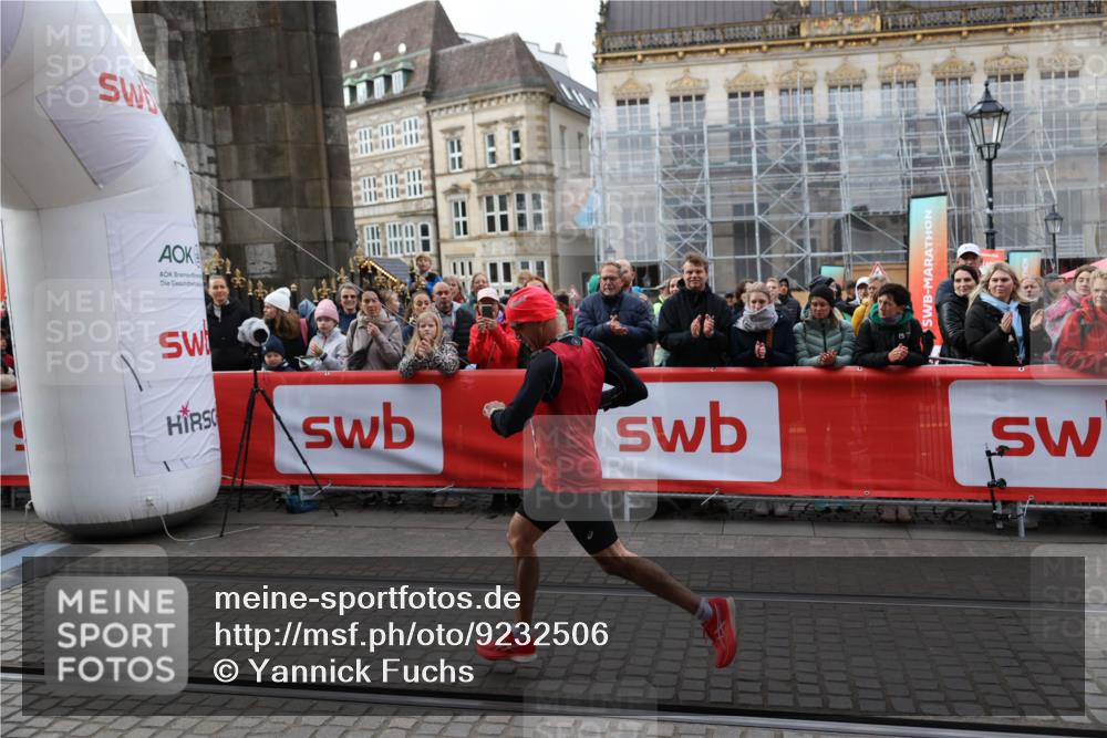 05.10.2025 - 20. swb-Marathon Bremen Yannick Fuchs http://msf.ph/oto/9232506 05.10.2025 10:31:51 Ziel 9291 meine-sportfotos.de