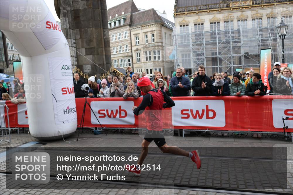 05.10.2025 - 20. swb-Marathon Bremen Yannick Fuchs http://msf.ph/oto/9232514 05.10.2025 10:31:51 Ziel 9291 meine-sportfotos.de