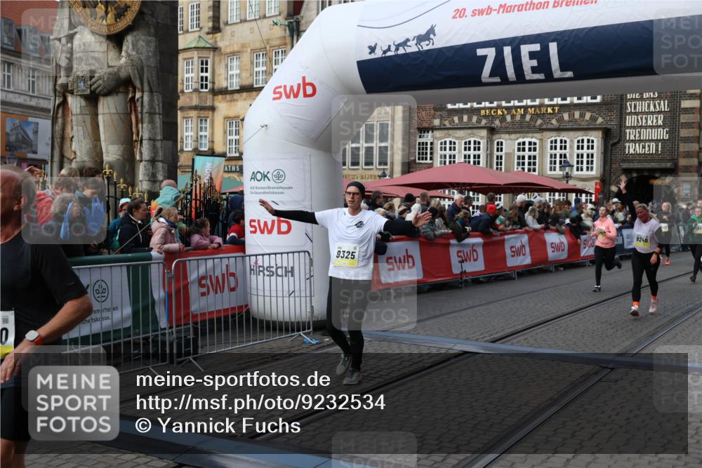 05.10.2025 - 20. swb-Marathon Bremen Yannick Fuchs http://msf.ph/oto/9232534 05.10.2025 11:03:24 Ziel 9246, 9325, 10142, 10405, 10471, 10926, 11390, 11467, 11508, 11509 meine-sportfotos.de