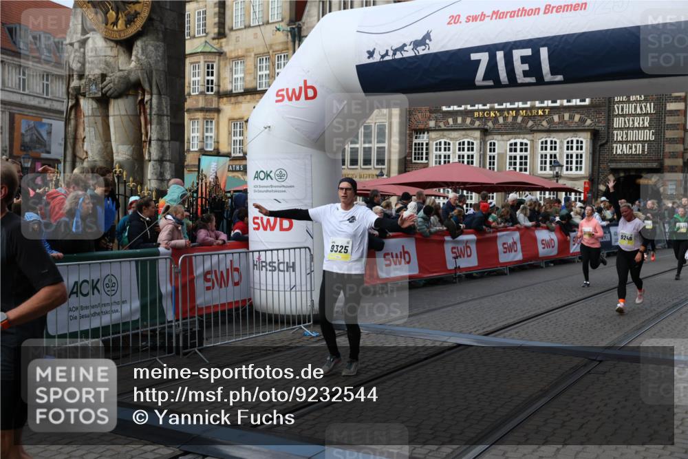 05.10.2025 - 20. swb-Marathon Bremen Yannick Fuchs http://msf.ph/oto/9232544 05.10.2025 11:03:24 Ziel 9246, 9325, 10142, 10405, 10471, 10926, 11390, 11467, 11508, 11509 meine-sportfotos.de