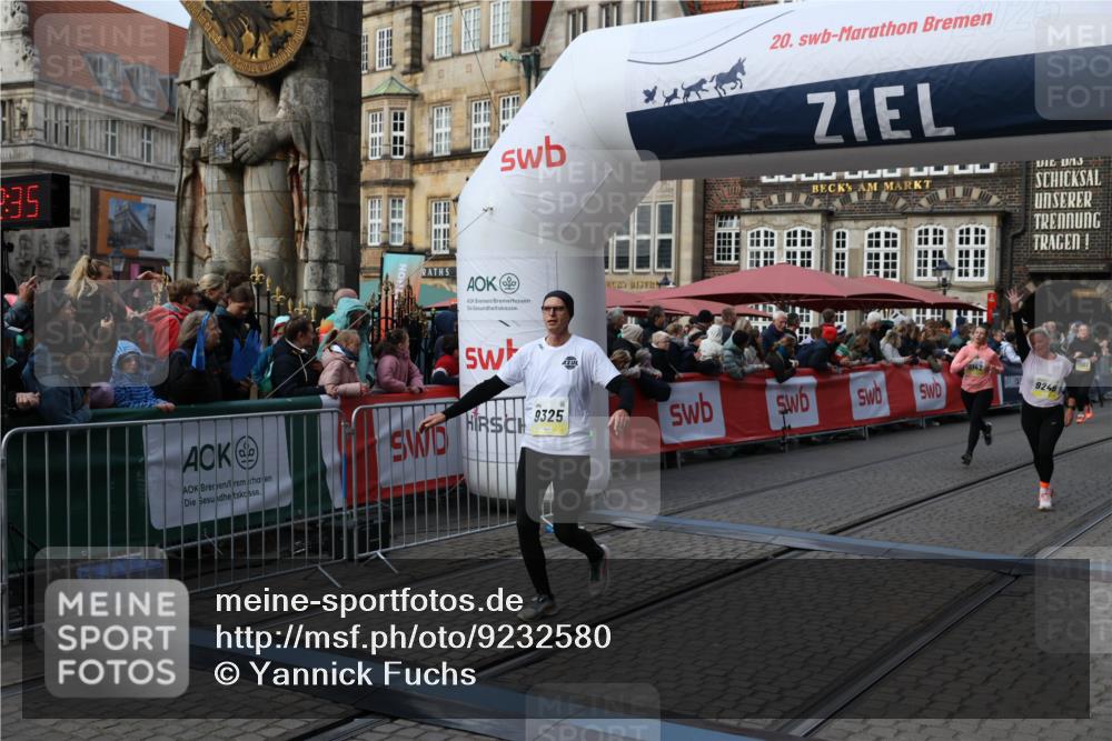 05.10.2025 - 20. swb-Marathon Bremen Yannick Fuchs http://msf.ph/oto/9232580 05.10.2025 11:03:24 Ziel 9246, 9325, 10142, 10405, 10471, 10926, 11390, 11467, 11508, 11509 meine-sportfotos.de