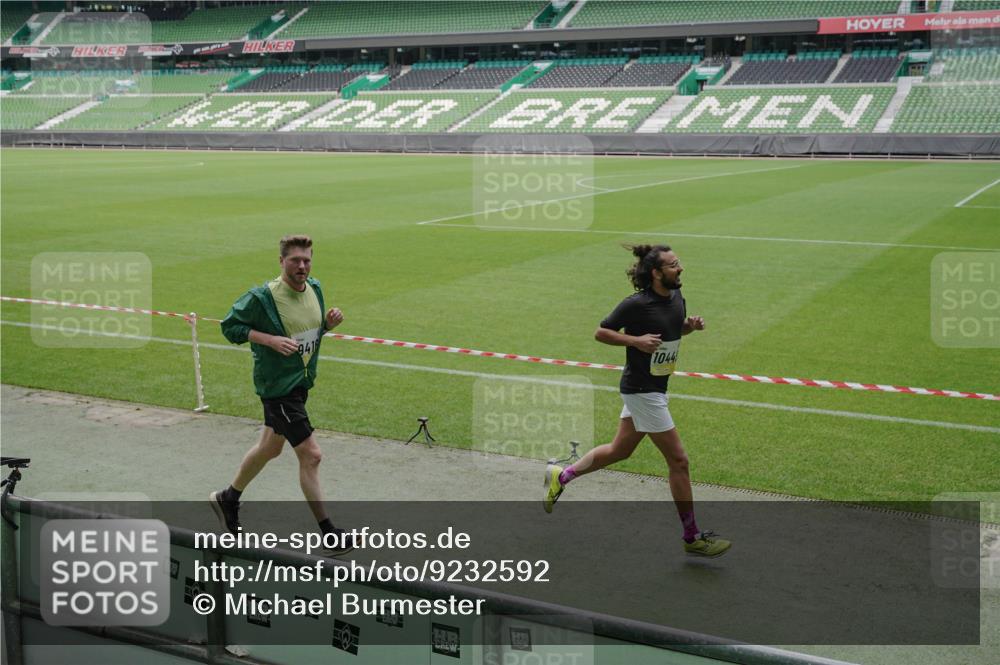 05.10.2025 - 20. swb-Marathon Bremen Michael Burmester http://msf.ph/oto/9232592 05.10.2025 10:31:00 Laufen im Stadion 7251, 7733, 9004, 9209, 9214, 9230, 9251, 9252, 9263, 9267, 9277, 9287, 9299, 9317, 9333, 9337, 9399, 9416, 9425, 9431, 9449, 9482, 9501, 9584, 9645, 9663, 9676, 9683, 9708, 9715, 9742, 9787, 9791, 9852, 9888, 9894, 9906, 9934, 9966, 9987, 10016, 10043, 10066, 10163, 10199, 10224, 10227, 10240, 10241, 10251, 10254, 10317, 10321, 10346, 10356, 10378, 10380, 10449, 10479, 10507, 10514, 10537, 10543, 10556, 10581, 10584, 10609, 10625, 10636, 10638, 10669, 9452 meine-sportfotos.de
