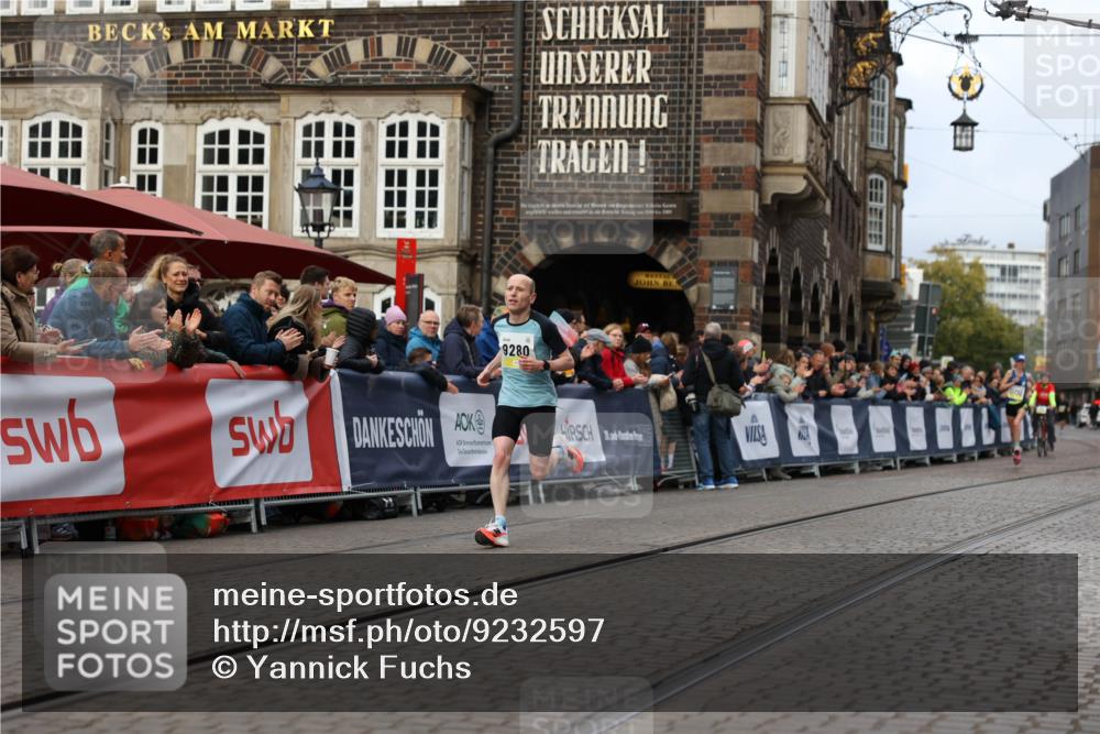 05.10.2025 - 20. swb-Marathon Bremen Yannick Fuchs http://msf.ph/oto/9232597 05.10.2025 10:32:37 Ziel 9280 meine-sportfotos.de