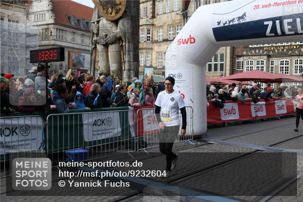 05.10.2025 - 20. swb-Marathon Bremen Yannick Fuchs http://msf.ph/oto/9232604 05.10.2025 11:03:24 Ziel 9246, 9325, 10142, 10405, 10471, 10926, 11390, 11467, 11508, 11509 meine-sportfotos.de