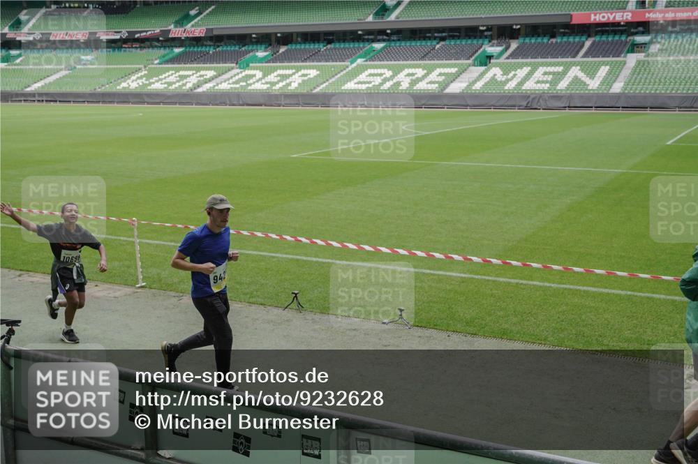 05.10.2025 - 20. swb-Marathon Bremen Michael Burmester http://msf.ph/oto/9232628 05.10.2025 10:31:01 Laufen im Stadion 7251, 7733, 9004, 9209, 9214, 9230, 9251, 9252, 9263, 9267, 9277, 9287, 9299, 9317, 9333, 9337, 9399, 9416, 9425, 9431, 9449, 9457, 9482, 9501, 9584, 9645, 9663, 9676, 9683, 9708, 9715, 9742, 9787, 9791, 9852, 9888, 9894, 9906, 9934, 9966, 9987, 10016, 10043, 10066, 10163, 10199, 10224, 10227, 10240, 10241, 10251, 10254, 10317, 10321, 10346, 10356, 10378, 10380, 10438, 10449, 10479, 10507, 10514, 10537, 10543, 10556, 10581, 10584, 10609, 10625, 10636, 10638, 10669 meine-sportfotos.de