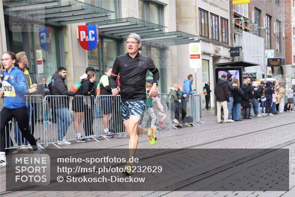 05.10.2025 - 20. swb-Marathon Bremen Strokosch-Dieckow http://msf.ph/oto/9232629 05.10.2025 10:41:07 Ziel 9262, 10744, 10910, 11069, 11086, 9262, 10744, 10910, 11069, 11086 meine-sportfotos.de