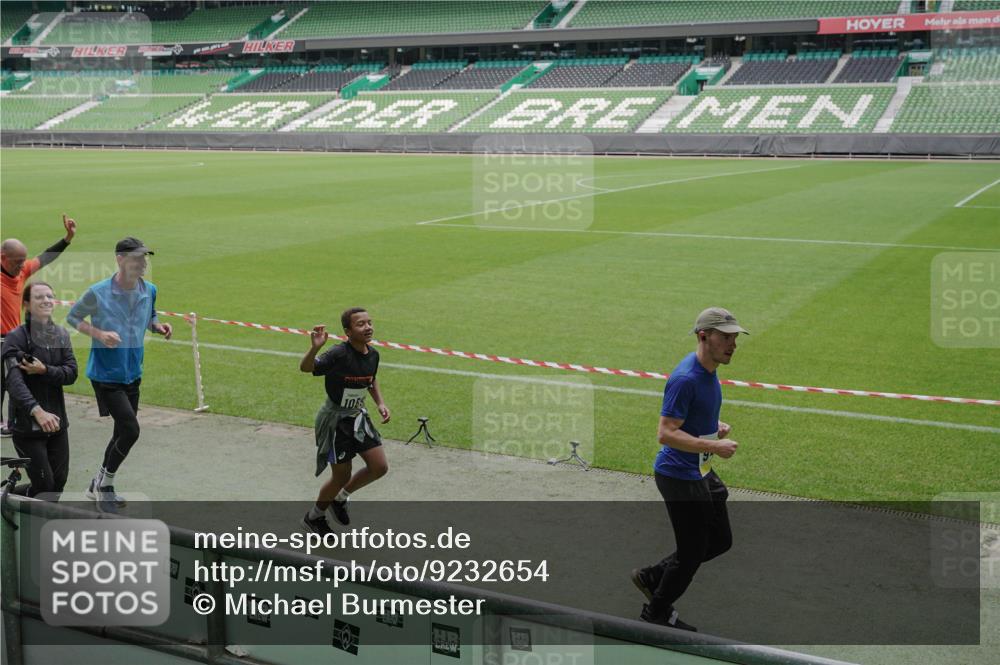 05.10.2025 - 20. swb-Marathon Bremen Michael Burmester http://msf.ph/oto/9232654 05.10.2025 10:31:02 Laufen im Stadion 7251, 7733, 9004, 9209, 9214, 9230, 9251, 9252, 9263, 9267, 9277, 9287, 9299, 9317, 9333, 9337, 9399, 9416, 9425, 9431, 9449, 9457, 9482, 9501, 9584, 9645, 9663, 9676, 9683, 9708, 9715, 9742, 9787, 9791, 9852, 9888, 9894, 9906, 9934, 9966, 9987, 10016, 10043, 10066, 10163, 10199, 10224, 10227, 10240, 10241, 10251, 10254, 10317, 10321, 10346, 10356, 10378, 10380, 10438, 10449, 10479, 10507, 10514, 10537, 10543, 10556, 10581, 10584, 10609, 10625, 10636, 10638, 10669 meine-sportfotos.de