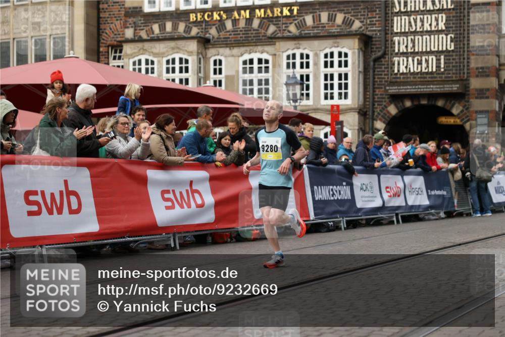 05.10.2025 - 20. swb-Marathon Bremen Yannick Fuchs http://msf.ph/oto/9232669 05.10.2025 10:32:38 Ziel 9280 meine-sportfotos.de