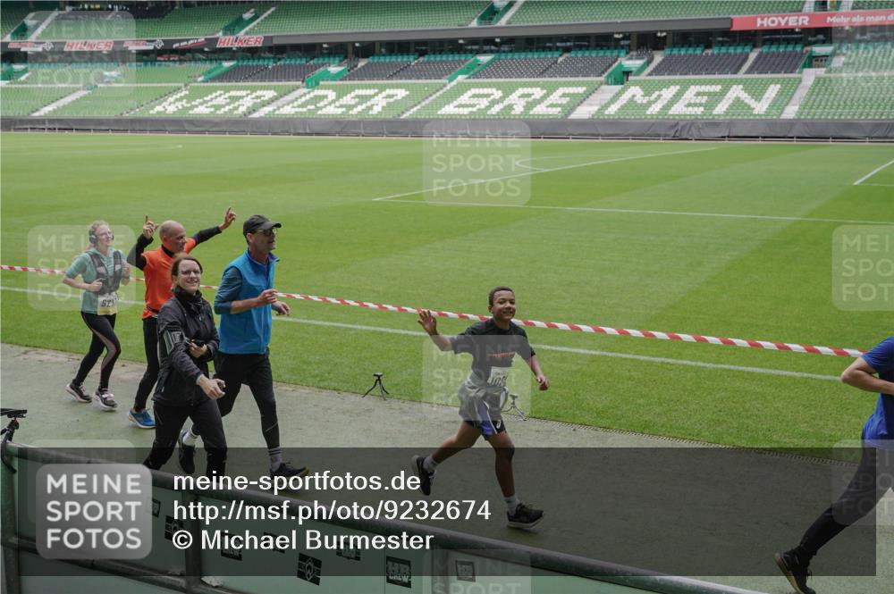 05.10.2025 - 20. swb-Marathon Bremen Michael Burmester http://msf.ph/oto/9232674 05.10.2025 10:31:03 Laufen im Stadion 7251, 7733, 9004, 9209, 9214, 9230, 9251, 9252, 9263, 9267, 9277, 9287, 9299, 9317, 9333, 9337, 9399, 9416, 9425, 9431, 9449, 9457, 9482, 9501, 9584, 9645, 9663, 9676, 9683, 9708, 9715, 9742, 9787, 9791, 9852, 9888, 9894, 9906, 9934, 9966, 9987, 10016, 10043, 10066, 10163, 10199, 10224, 10227, 10240, 10241, 10251, 10254, 10317, 10321, 10346, 10356, 10378, 10380, 10438, 10449, 10479, 10514, 10537, 10543, 10556, 10581, 10584, 10609, 10625, 10636, 10638, 10669, 9906 meine-sportfotos.de