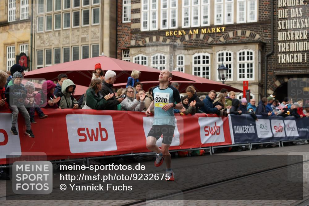 05.10.2025 - 20. swb-Marathon Bremen Yannick Fuchs http://msf.ph/oto/9232675 05.10.2025 10:32:38 Ziel 9280 meine-sportfotos.de